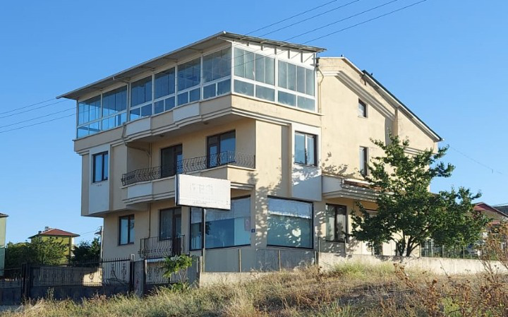 Temellide Bulvara Cepheli Göl Manzaralı Bina Takas Olur